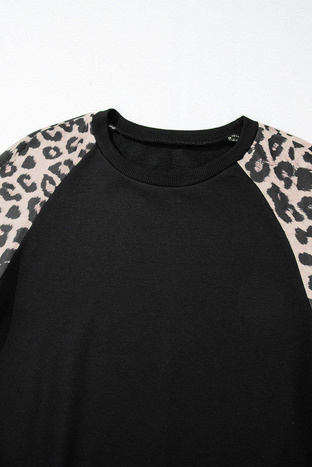 Schwarzer Leopardendruck Colorblock Raglan Sleeve Sweatshirt