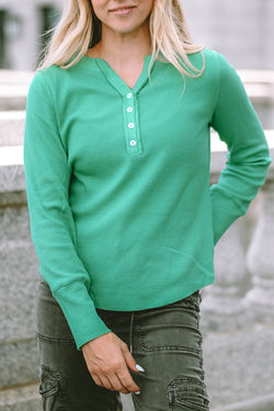 Alto Henley en tejido verde en relieve con un escote limitado