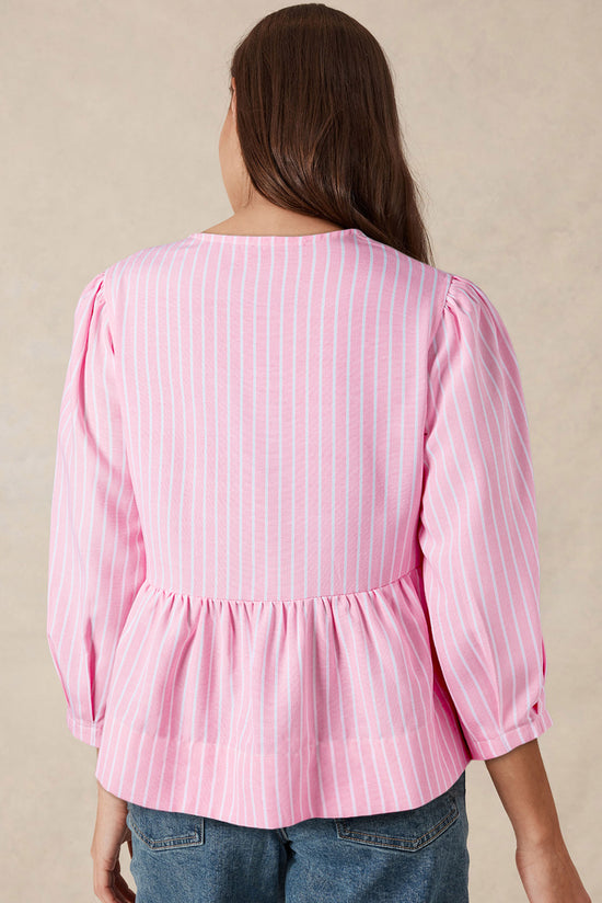 Llamativa blusa rosa y pajarita en la parte delantera, cuello redondo, mangas hinchadas