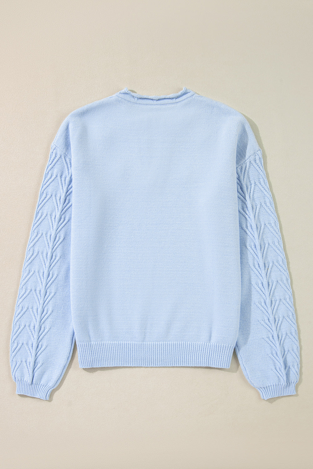Pull tricoté à col cranté et détail de fleurs *