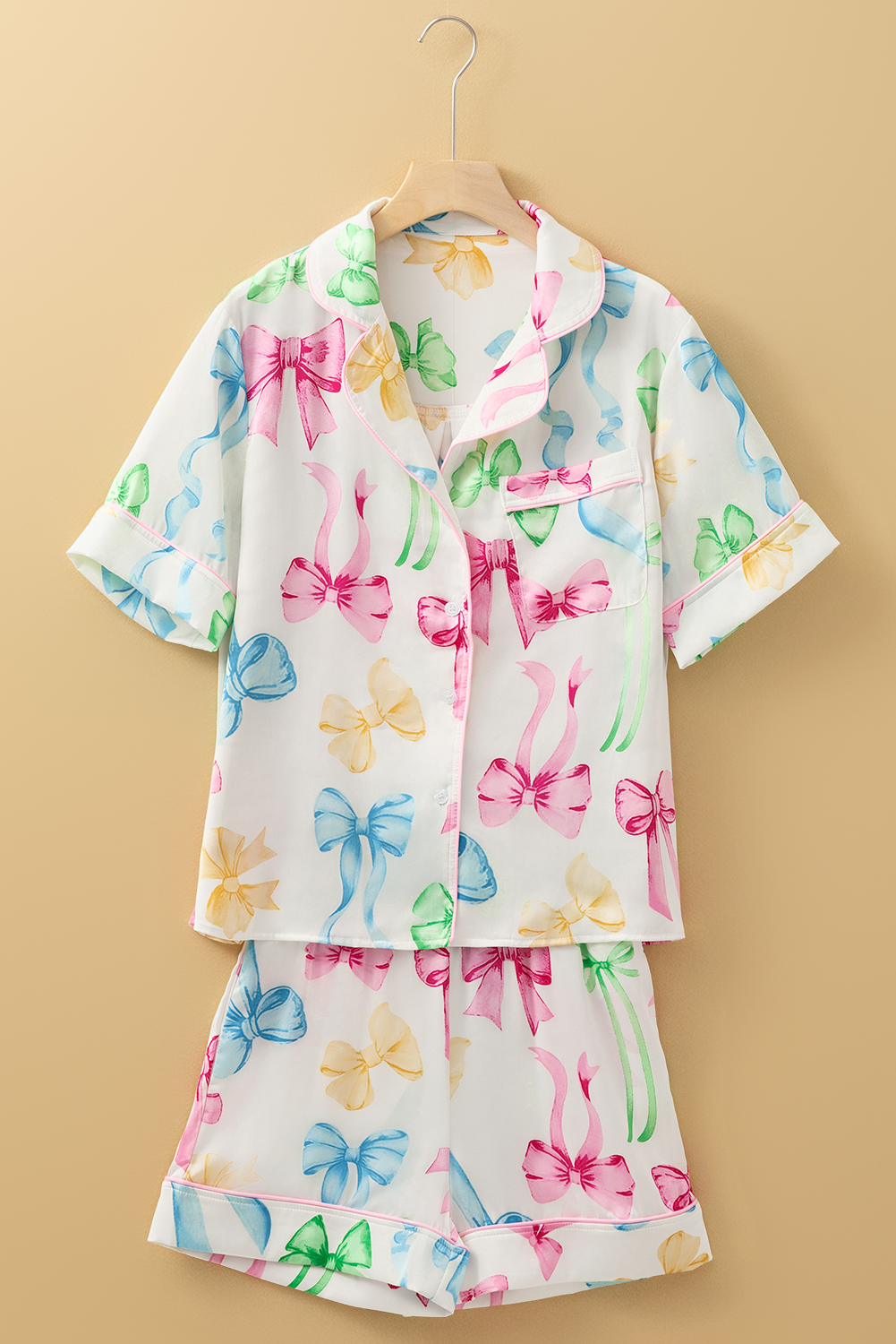 Ensemble pyjama blanc avec chemise boutonnée et short taille haute imprimé nœud papillon-A WOMAN WE LOVE