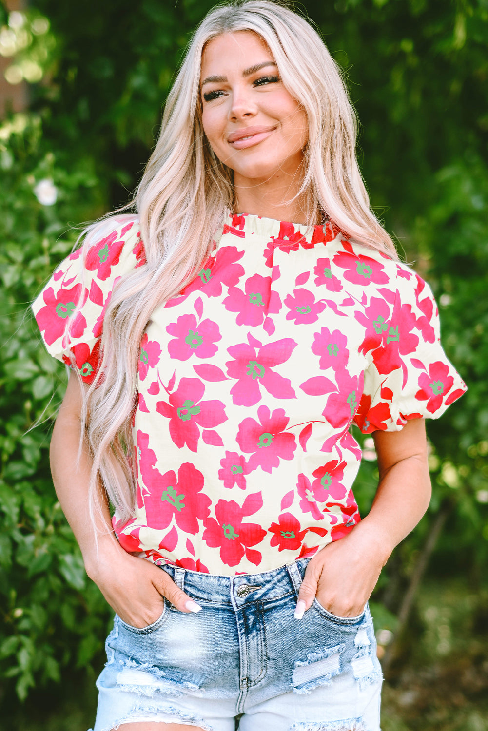 Blouse beige à fleurs et manches bouffantes *