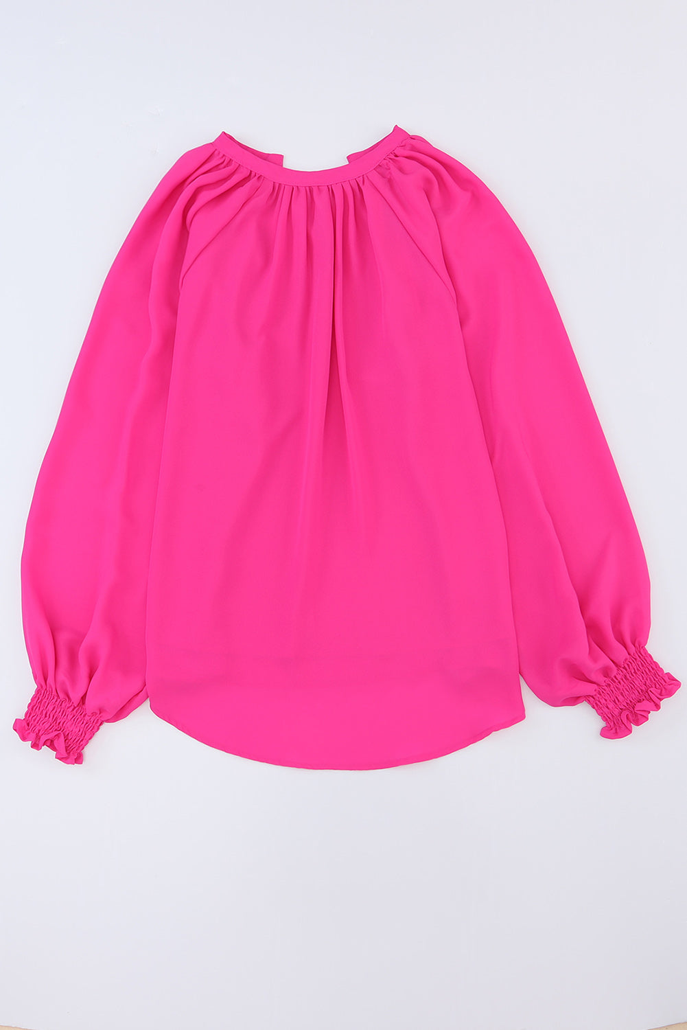 Blouse plissée rose à col en V et manches bouffantes