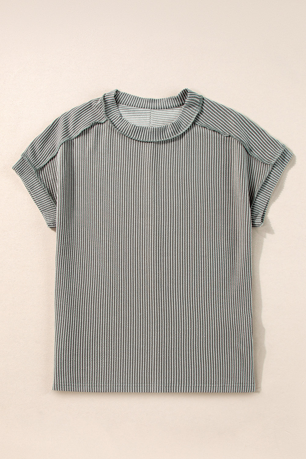 Camiseta de costura expuesta de tejido de textura gris medio