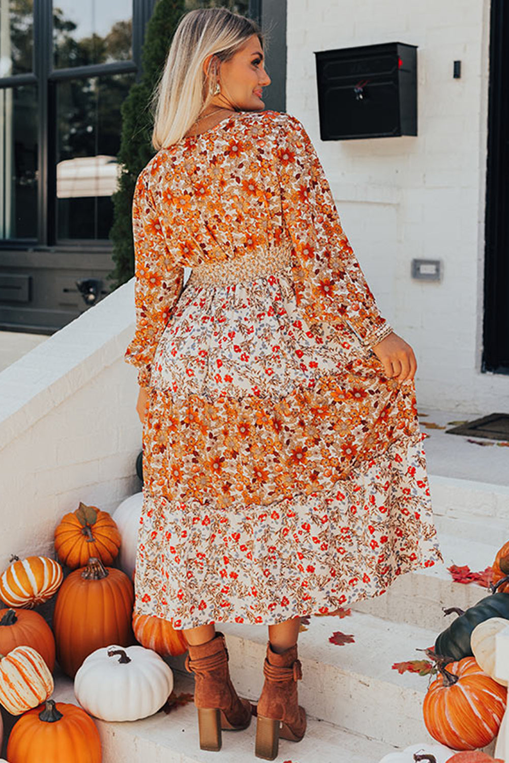 Vestido largo con volantes en capas y estampado floral en color caqui de talla grande