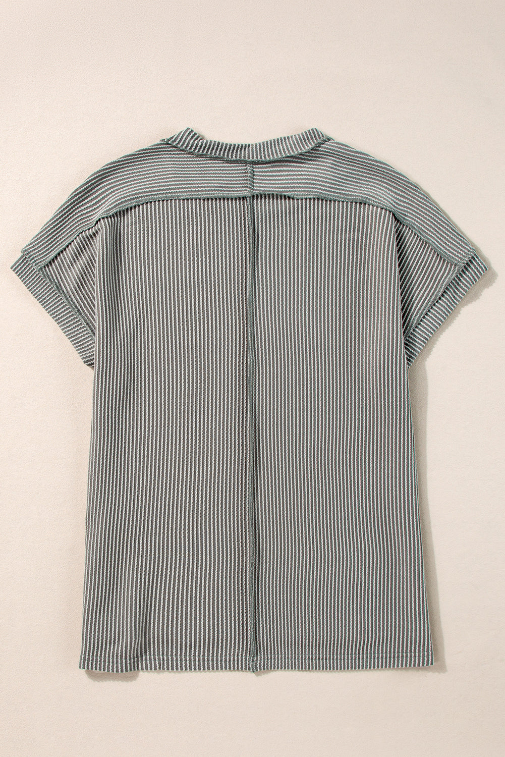 Camiseta de costura expuesta de tejido de textura gris medio