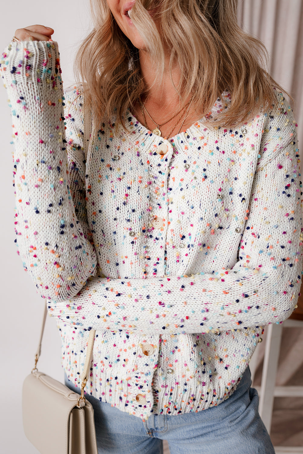 Cardigan pull à confettis multicolores à décor de strass blanc