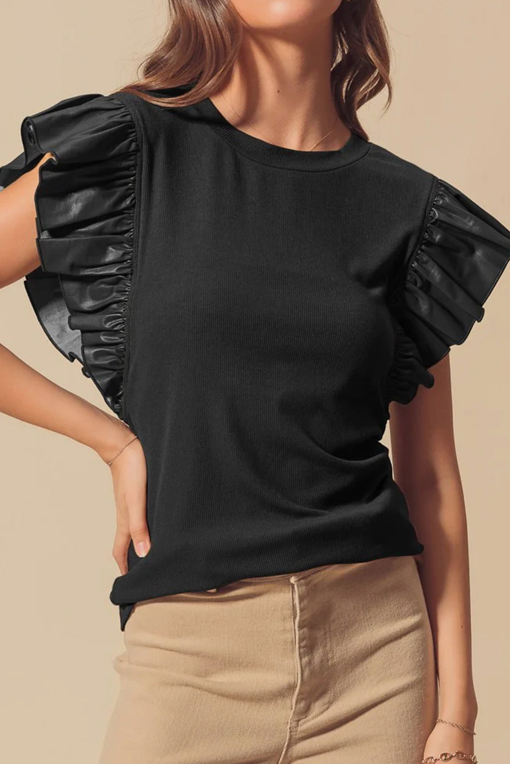 Chemisier en cuir noir à manches volantées *-A WOMAN WE LOVE