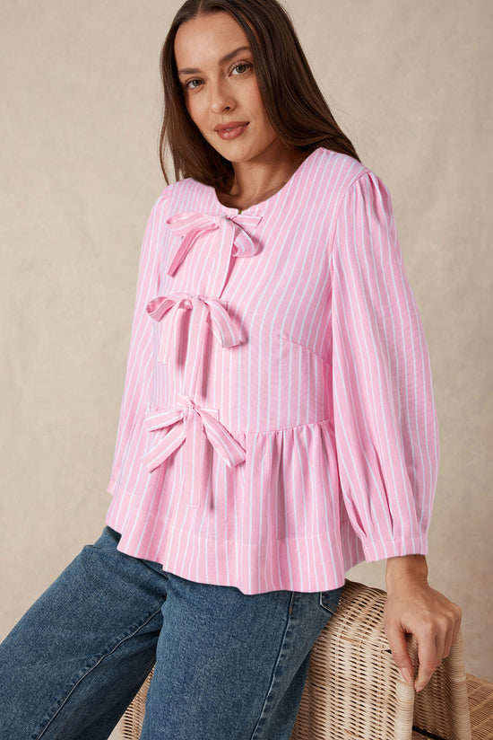 Llamativa blusa rosa y pajarita en la parte delantera, cuello redondo, mangas hinchadas