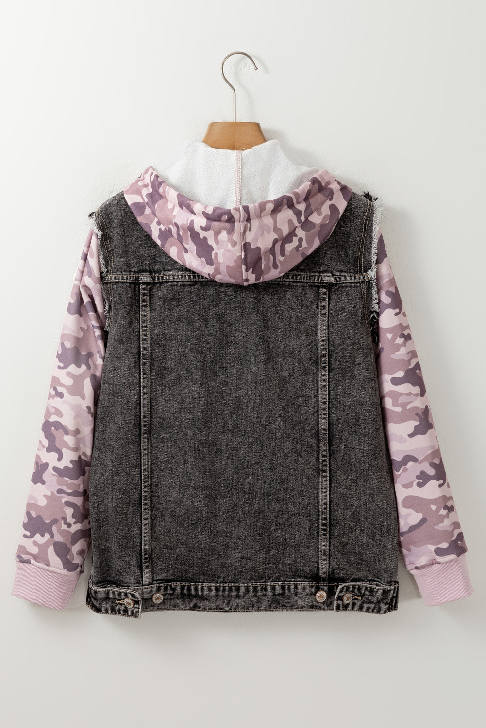 Chaqueta vaquera con botones y capucha con mangas de camuflaje negra