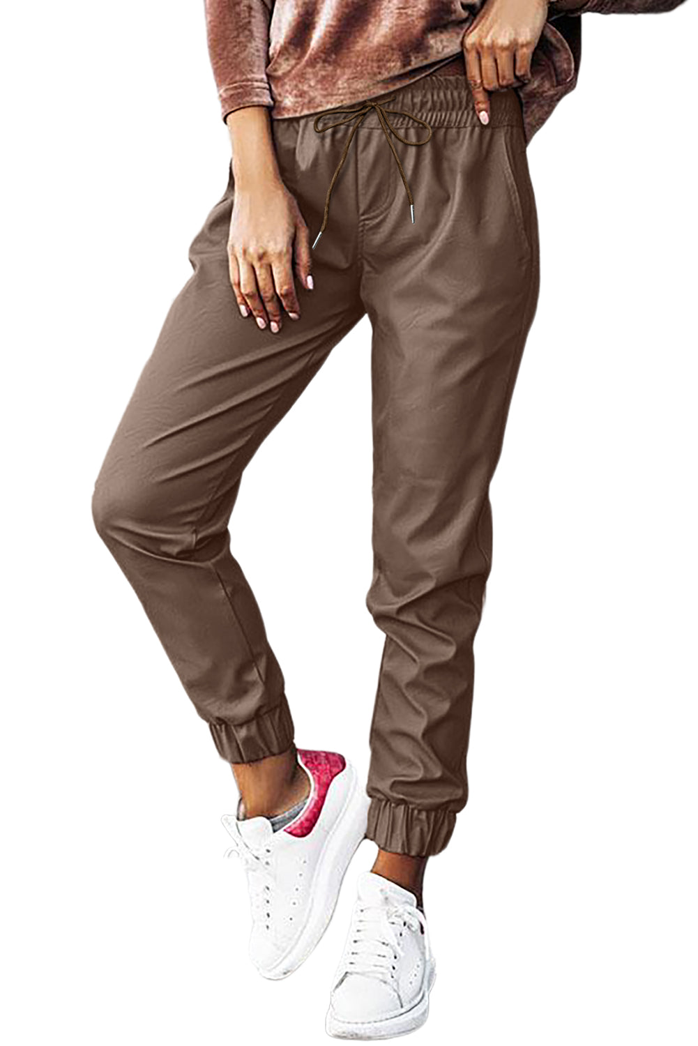 Pantalón jogger de cuero marrón con cintura anudada