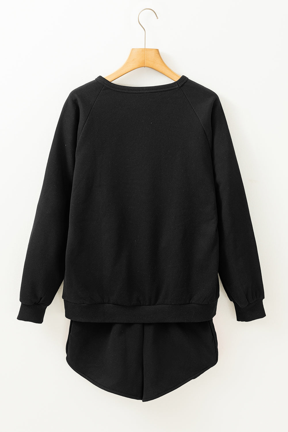 Sweater relajado de dos piezas y pantalones cortos a rayas negras