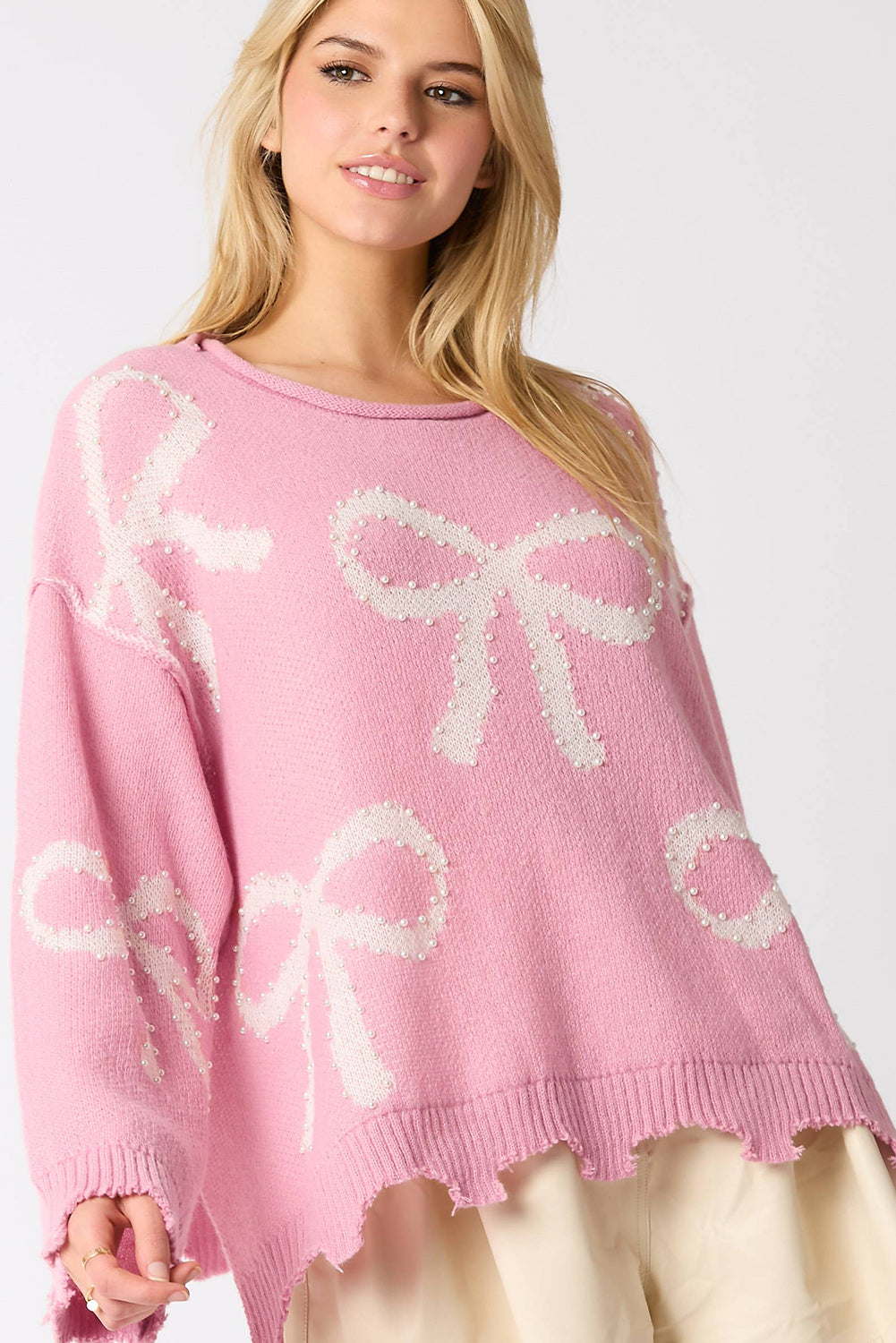 Pull à ourlet fendu en détresse à motif de nœud perlé rose