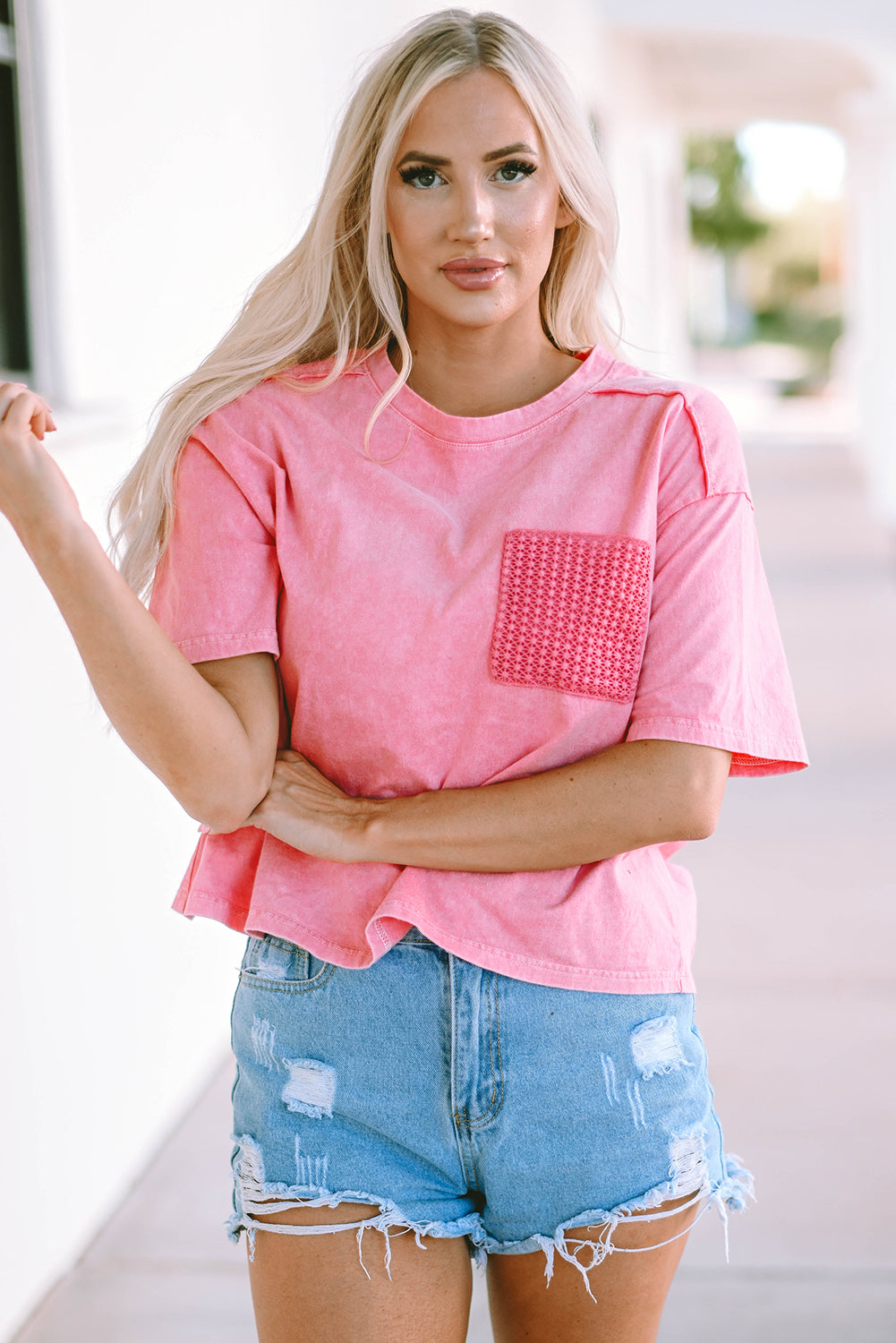 T-shirt rose à poche plaquée et dentelle délavée à l'acide