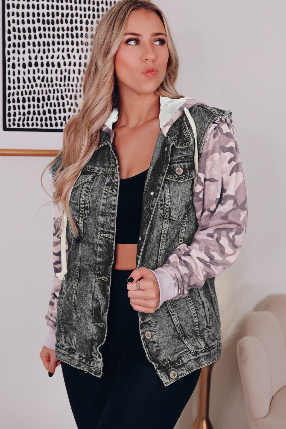 Chaqueta vaquera con botones y capucha con mangas de camuflaje negra