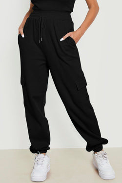 Pantalones de trote negros con bolsillo de carga y textura en relieve