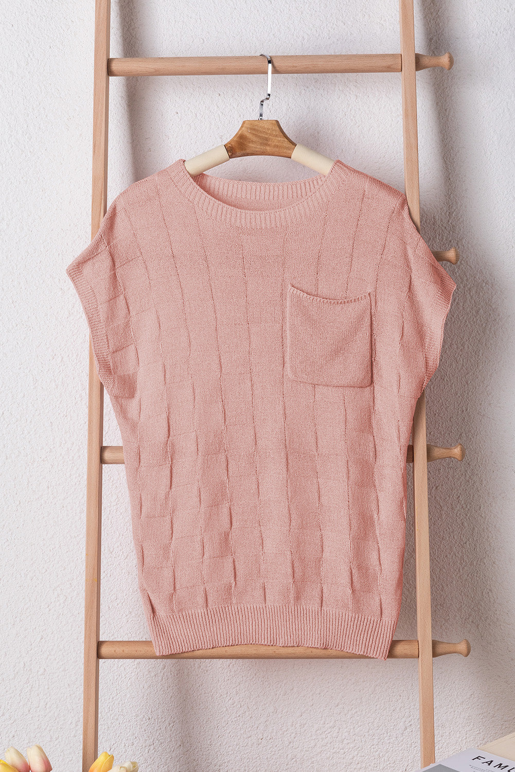 Staubiger rosa Gitter strukturierter Strick -Kurzarmpullover