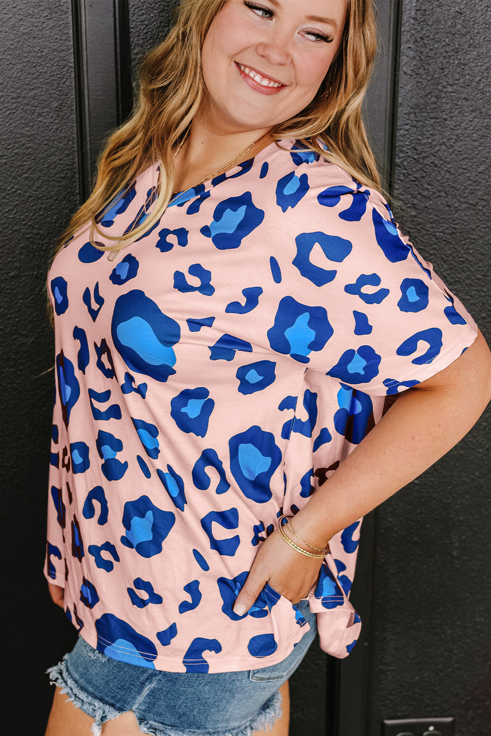 Camiseta de estampado de leopardo rosa de gran tamaño con collar de cuello en V