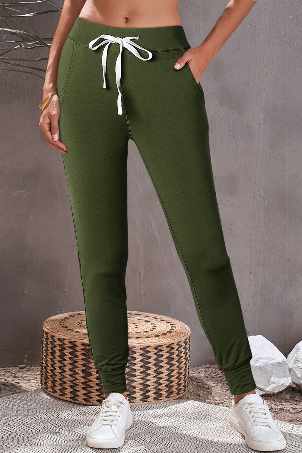 Joggers con bolsillos y cintura con cordón en verde musgo