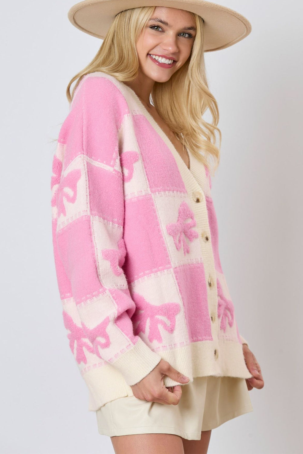 Cardigan boutonné rose à motif à carreaux et col en V avec épaules tombantes-A WOMAN WE LOVE