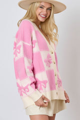 Cardigan boutonné rose à motif à carreaux et col en V avec épaules tombantes-A WOMAN WE LOVE