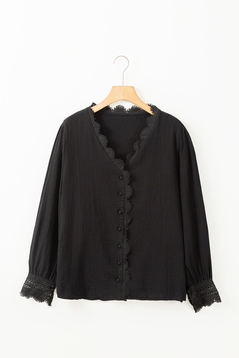 Blouse texturée noire à col en V profond et bordure en crochet en dentelle