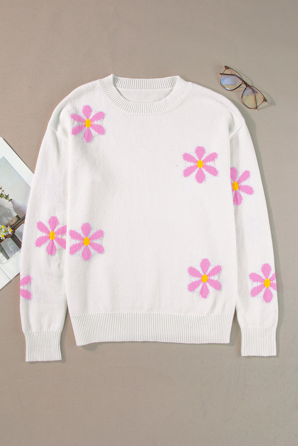 Elegant ribbed sweater with white flower pattern