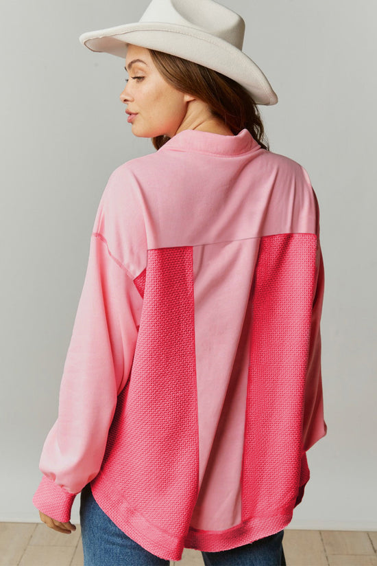 Loose-fitting buttoned jacket in two-tone contrasting waffle knit with peach blossoms