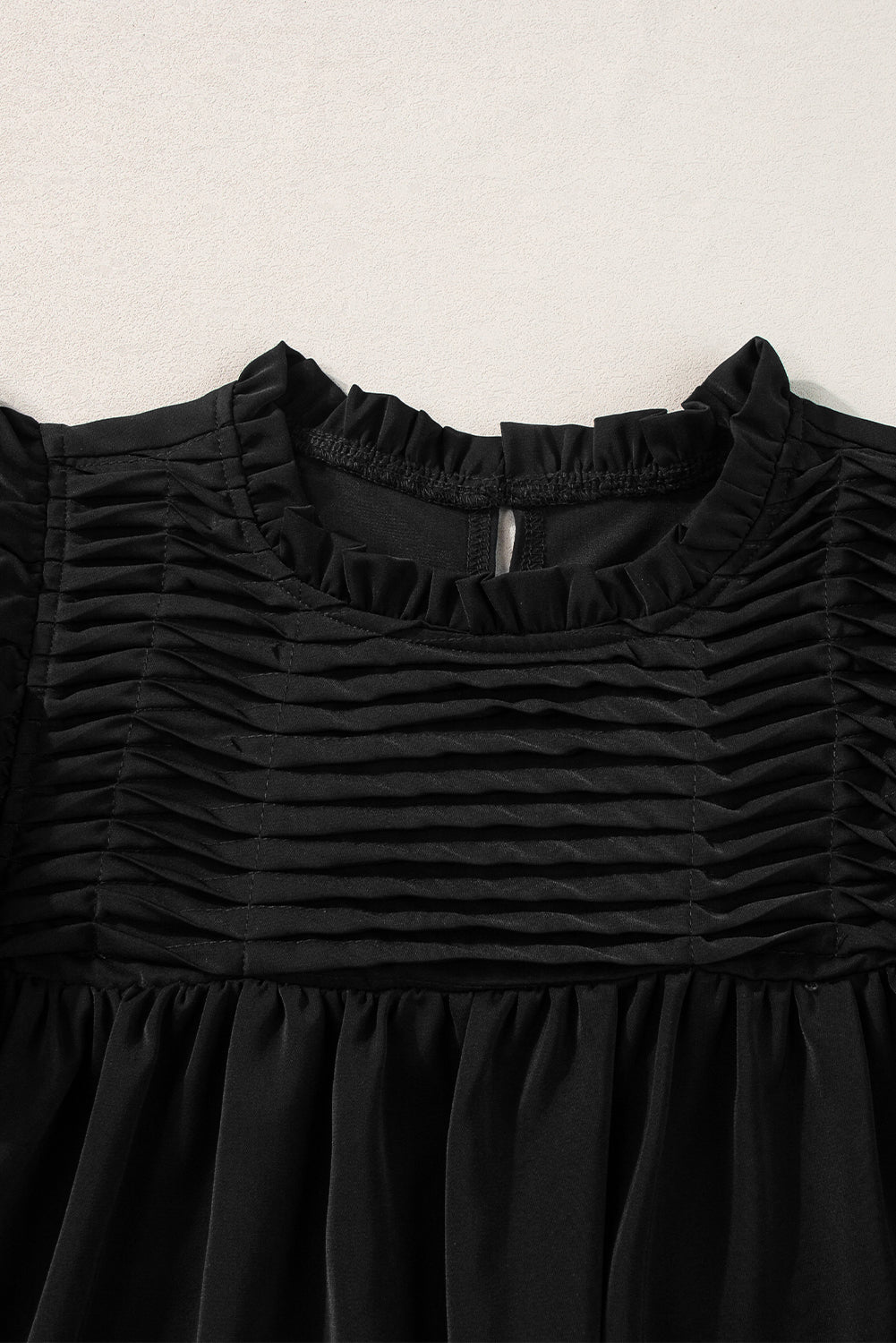 Blusa de manga de volante con lata negra