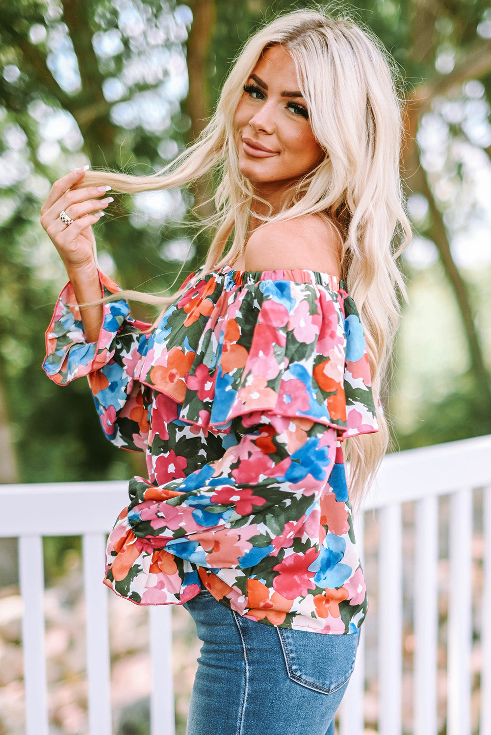 Blouse à volants et -A WOMAN WE LOVE