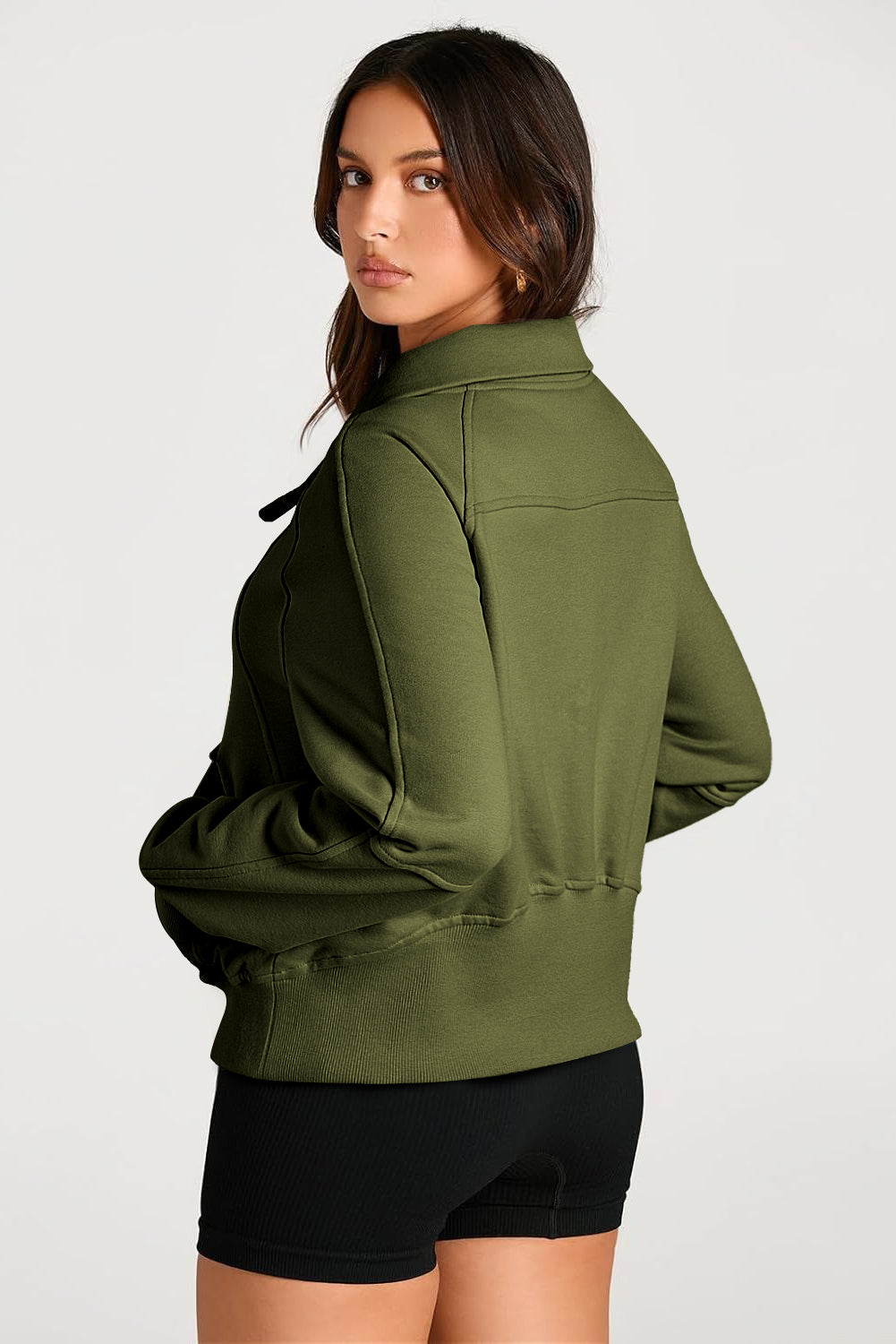 Sweat-shirt vert mousse à col montant et poche kangourou avec fermeture éclair sur un quart