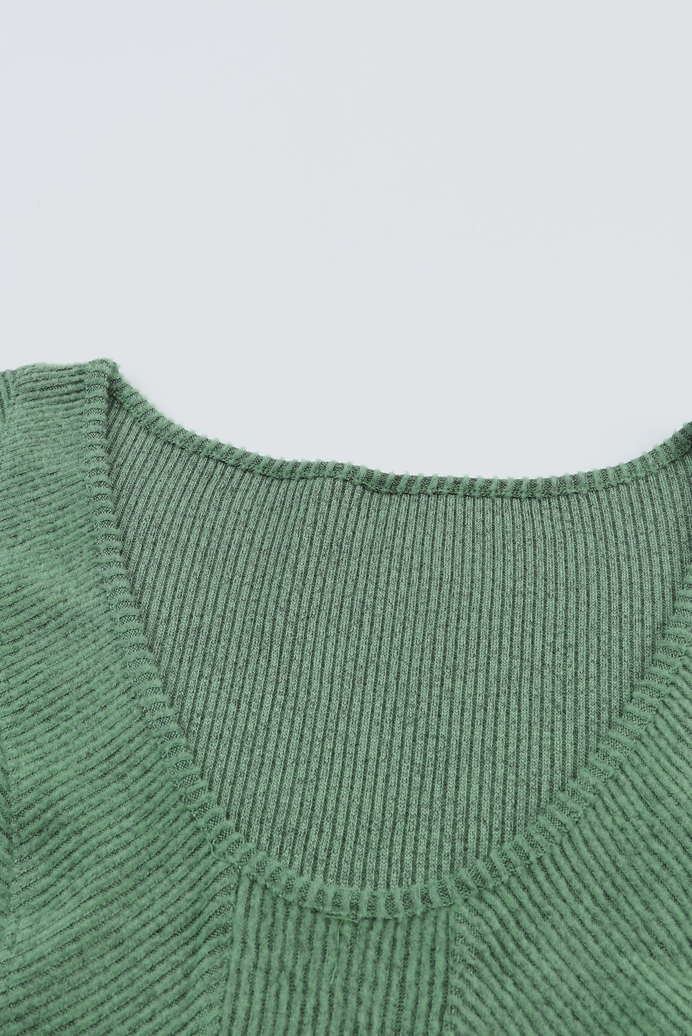 Top de manga larga texturizado con cuello en U verde