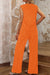 Camiseta con textura naranja y pantalones anchos