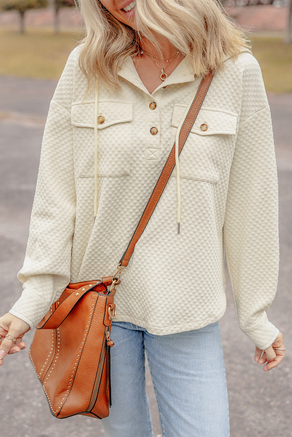 Sweat à capuche texturé abricot avec encolure boutonnée et poches latérales