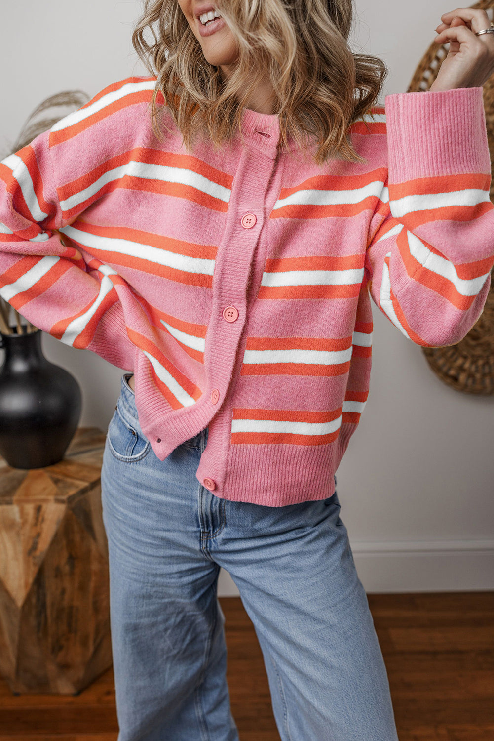 Pull cardigan rose à rayures et boutons à épaules tombantes