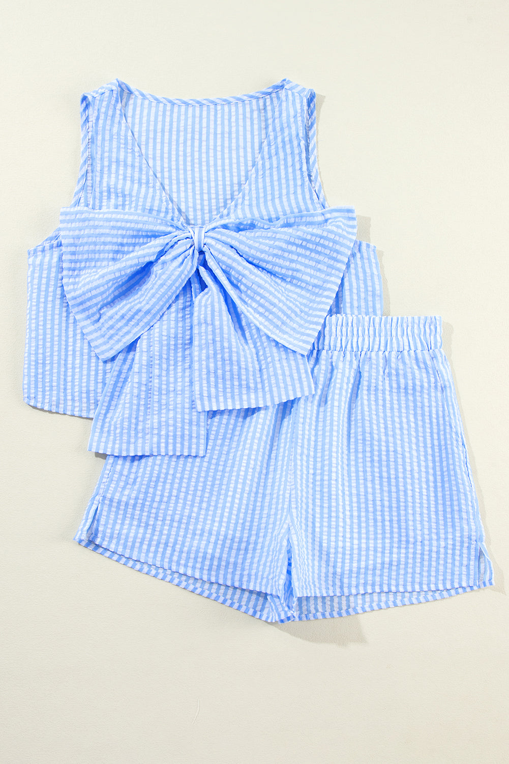 Ensemble débardeur court et short à rayures bleu ciel avec nœud papillon