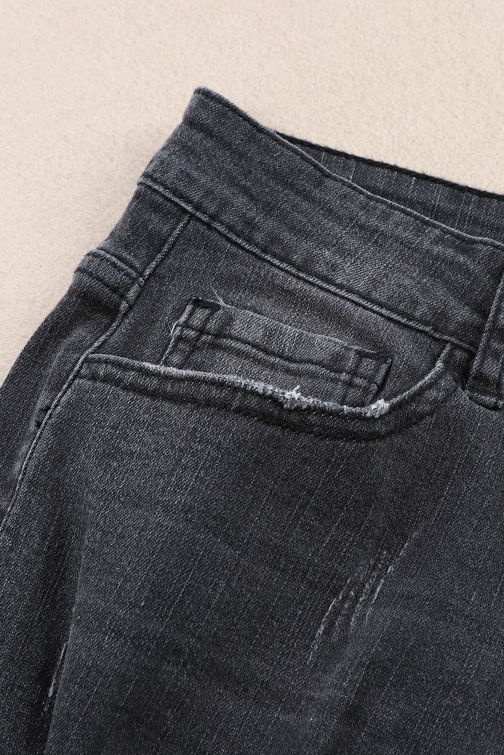 Pantaloncini in denim nera strappato in difficoltà