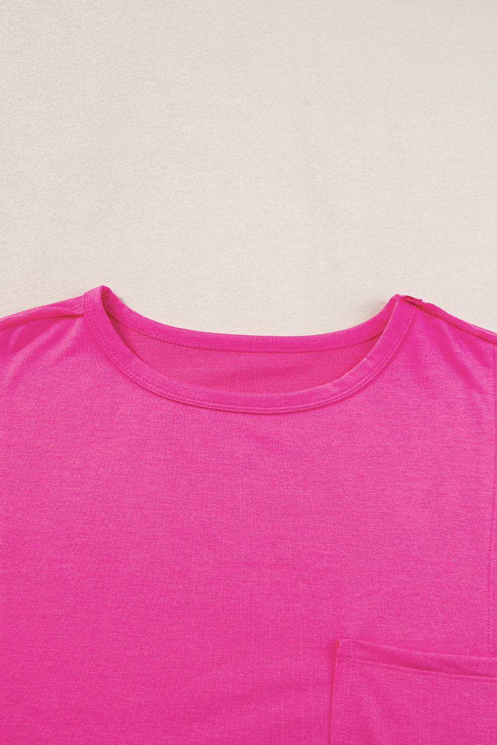 Camiseta de costura expuesta de bolsillo rosa rosa