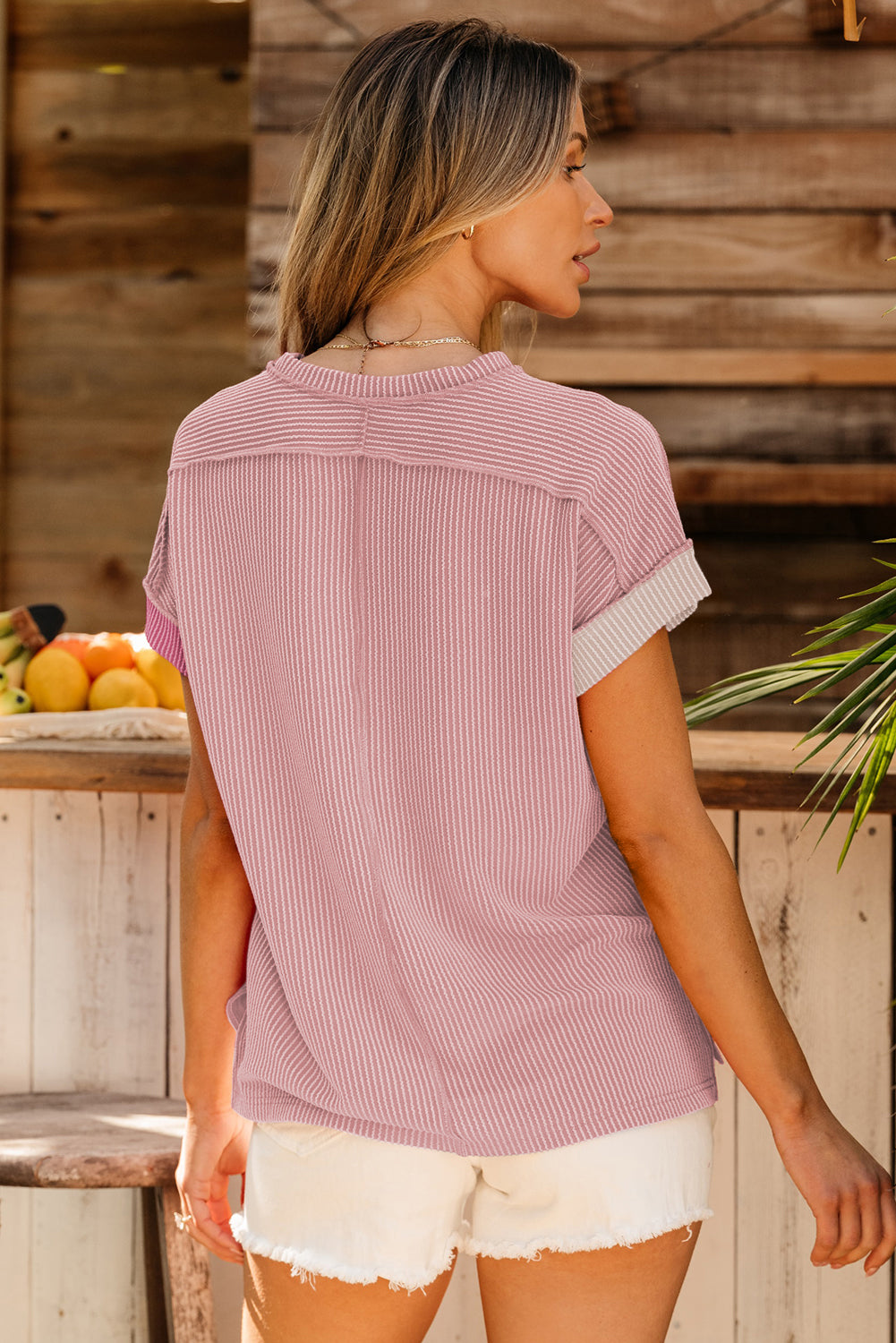 Camiseta de cuello de la tripulación de bloques con textura rosa