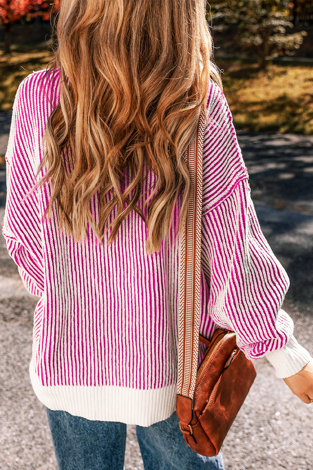 Loose-fitting sweater with contrasting edges in a textured knit with bright pink stripes