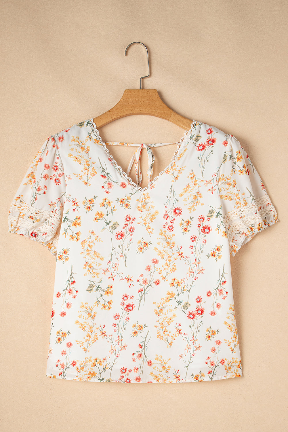 Blouse beige à manches courtes et bordure en dentelle florale Boho
