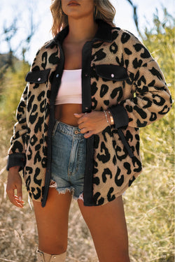 Chaqueta de leopardo de peluche negro con acabados contrastantes