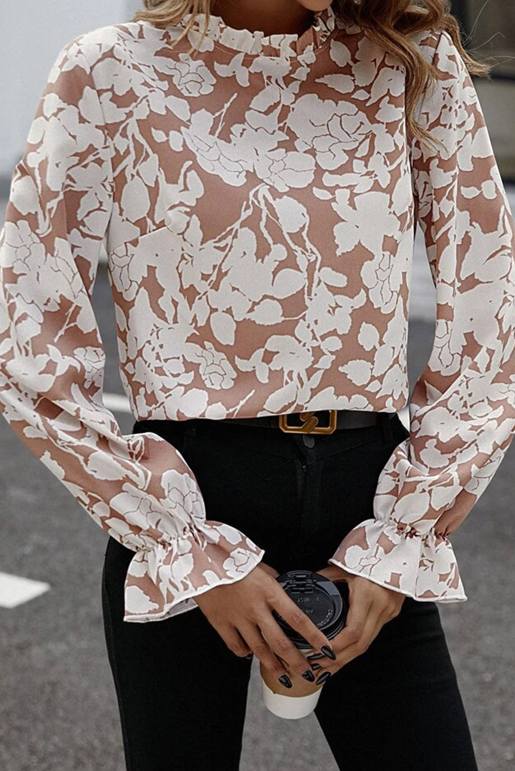 Chemisier beige clair à imprimé floral, décolleté à volants, manches à volants-A WOMAN WE LOVE