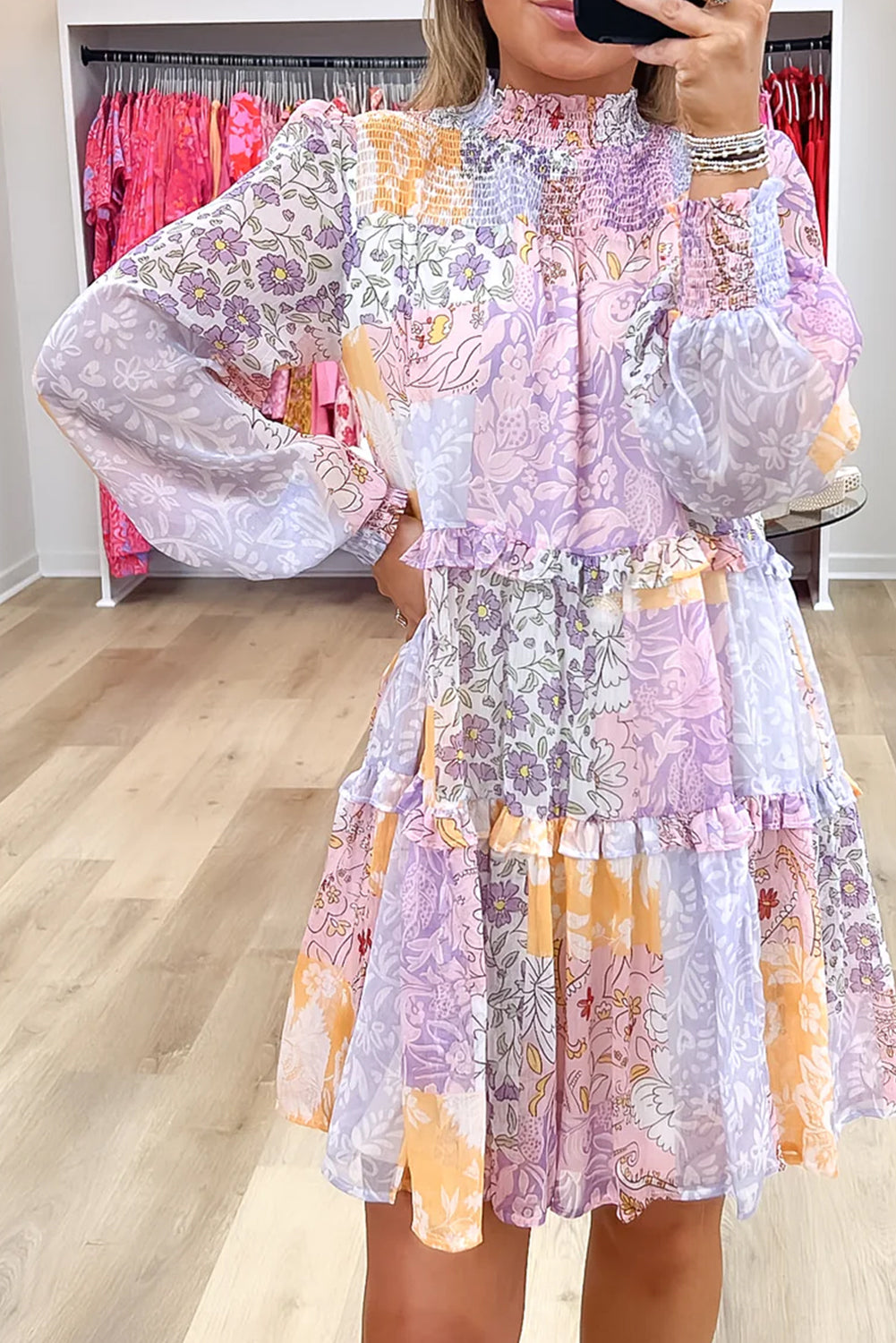 Robe multicolore à fleurs smockées, col montant, volants et manches bouffantes à plusieurs niveaux