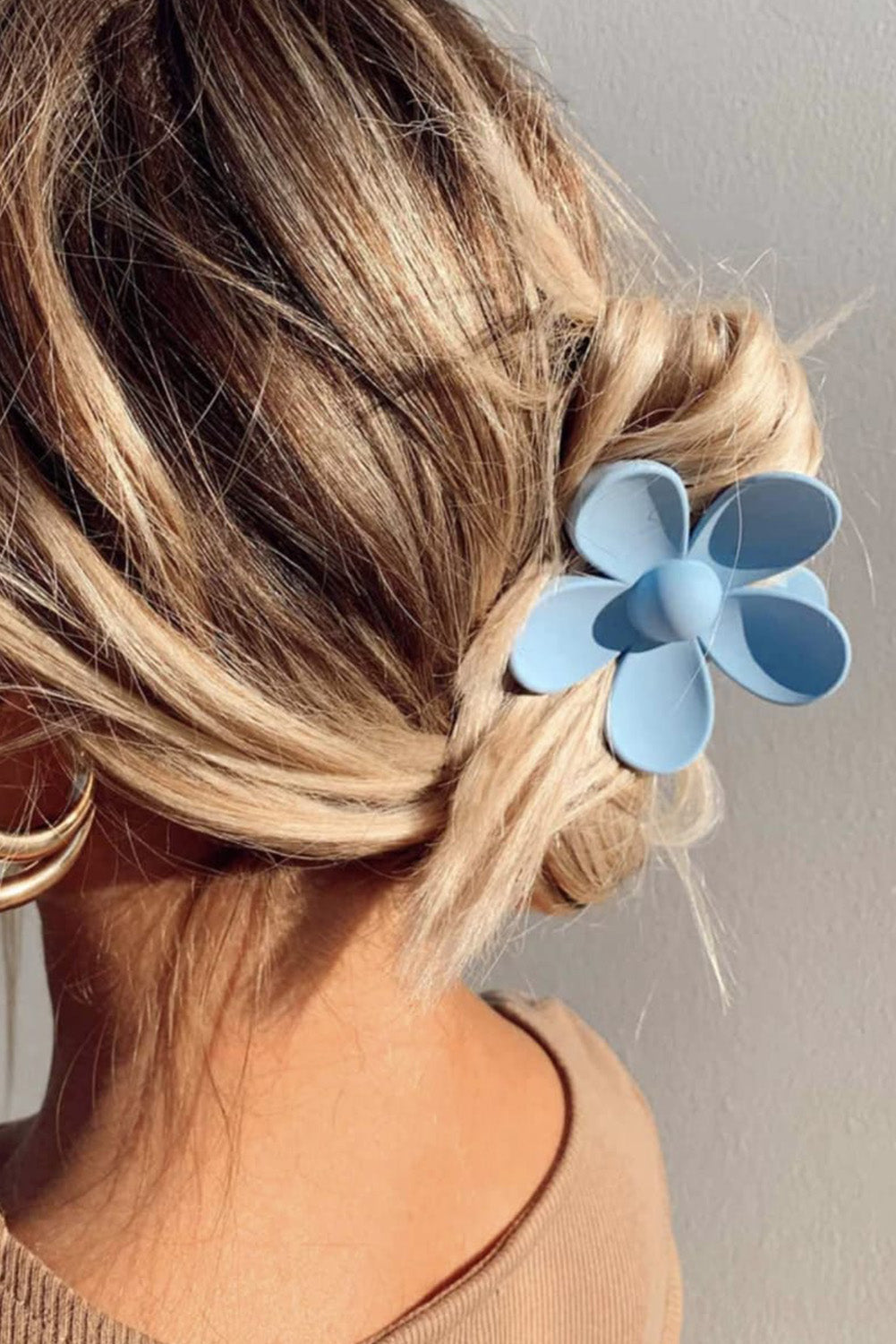 Pince à cheveux fleur bleu ciel