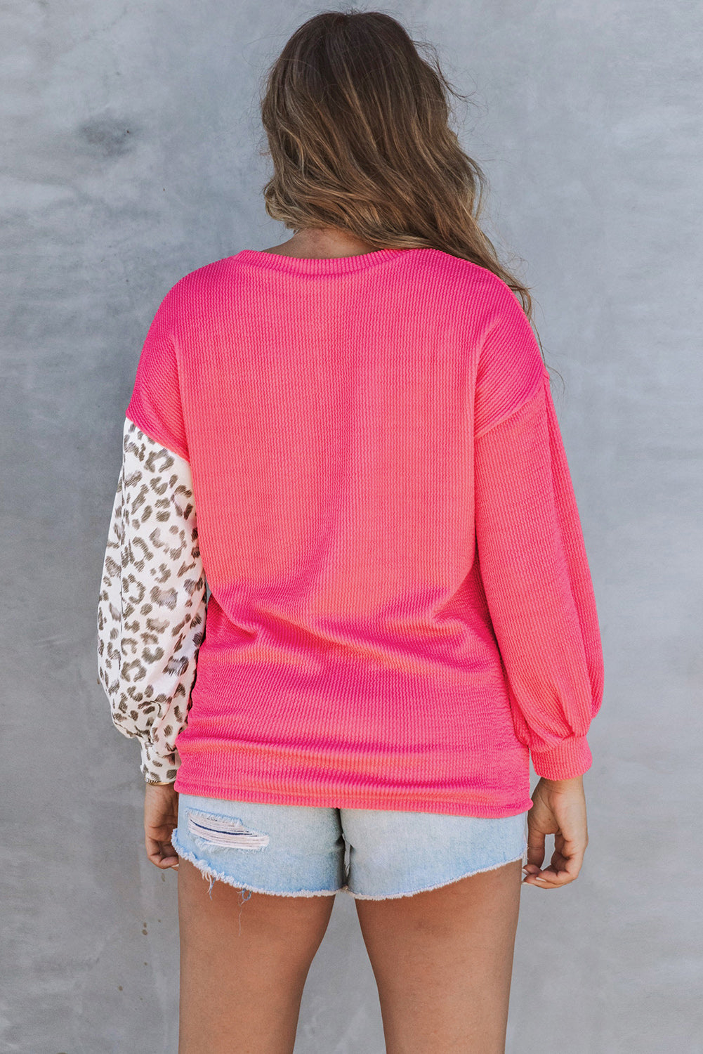 Top de manga larga acanalado con bloques de color y patchwork de leopardo rosa