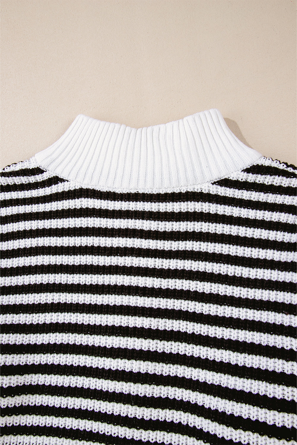 Pull noir à rayures, col zippé, épaules tombantes