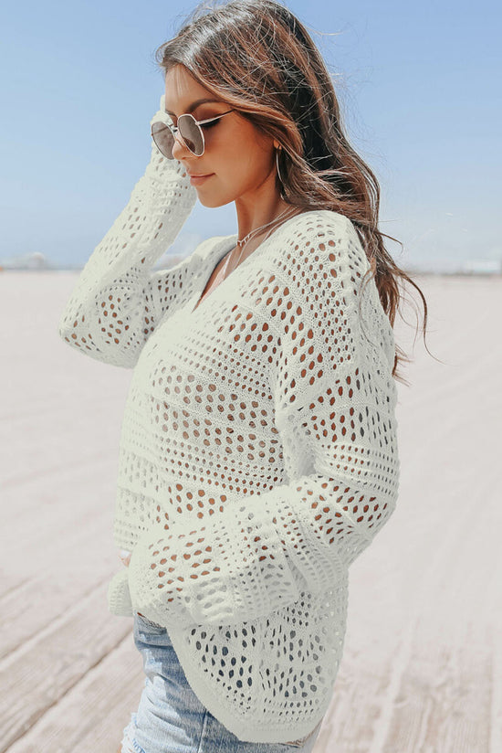 White V -neck sweater and openwork hook