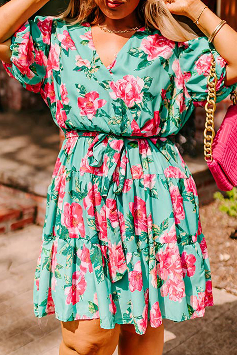 Vestido de talla grande con volantes y sobrepelliz de manga de burbuja floral verde