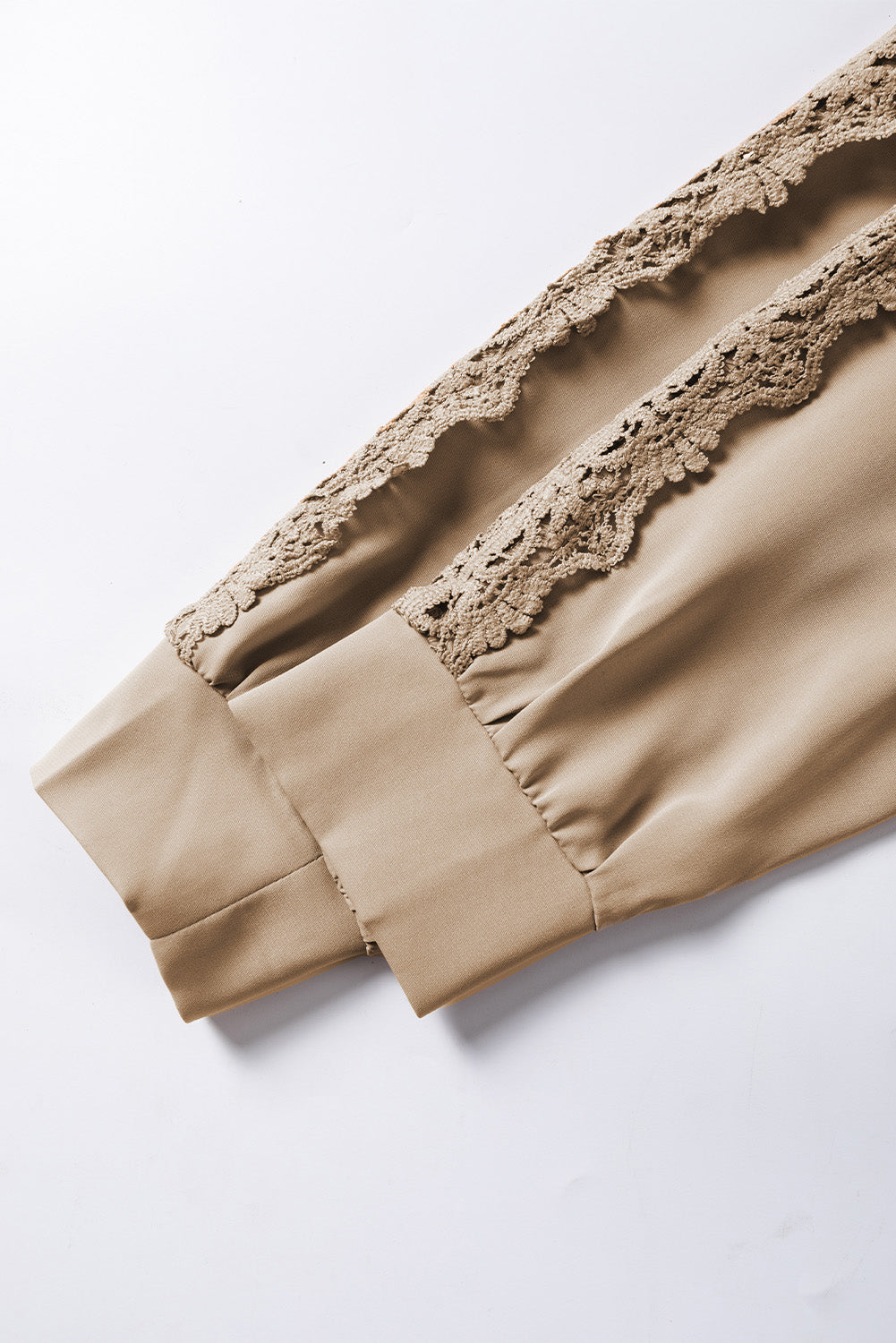 Haut à col ras du cou patché au crochet en dentelle beige français clair